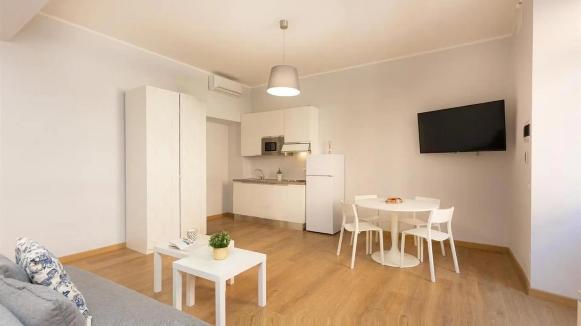 One Bedroom Apartment For Rent - Check Profile Řím