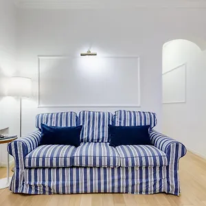 Trevi Fountain Modern Apartment