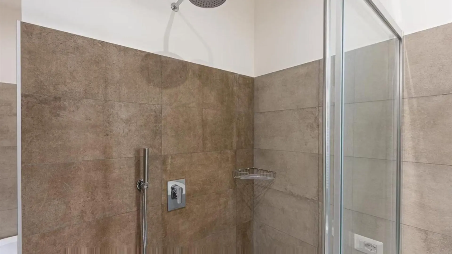 One Bedroom Apartment For Rent - Check Profile Roma